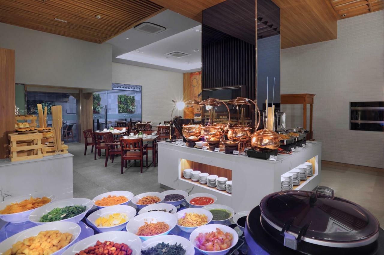 Harper Wahid Hasyim Medan By Aston Hotel Exterior photo